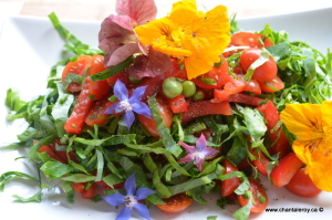 Salade aux fleurs comestibles